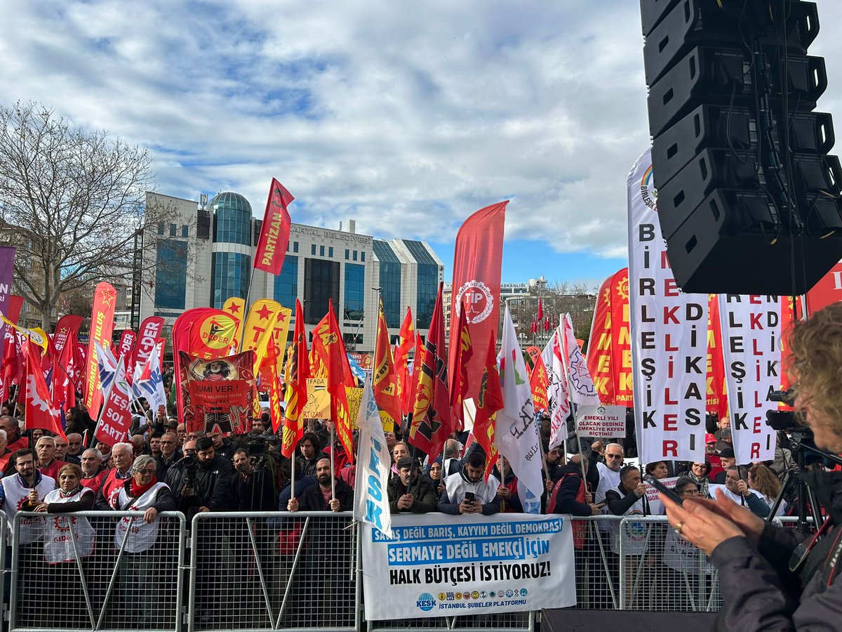 Alana alınmak istenmeyen pankartımız, Alanın en önünde !

Savaş değil Barış,
Kayyum değil Demokrasi 
Sermaye değil Emekçi için 
HALK BÜTÇESİ İSTİYORUZ !