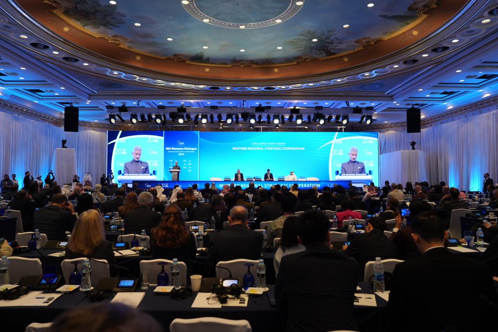 DrSJaishankar's tweet image. Pleased to address the 20th IISS Manama Dialogue alongside FM Dr Abdullatif bin Rashid Al Zayani of 🇧🇭 and NSA Tomáš Pojar of 🇨🇿.

Spoke about the importance 🇮🇳 attaches to the Gulf and Mediterranean regions, and our commitment to boost economic, political, connectivity and…
