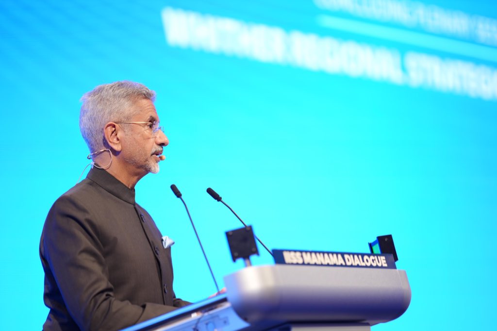 DrSJaishankar's tweet image. Pleased to address the 20th IISS Manama Dialogue alongside FM Dr Abdullatif bin Rashid Al Zayani of 🇧🇭 and NSA Tomáš Pojar of 🇨🇿.

Spoke about the importance 🇮🇳 attaches to the Gulf and Mediterranean regions, and our commitment to boost economic, political, connectivity and…