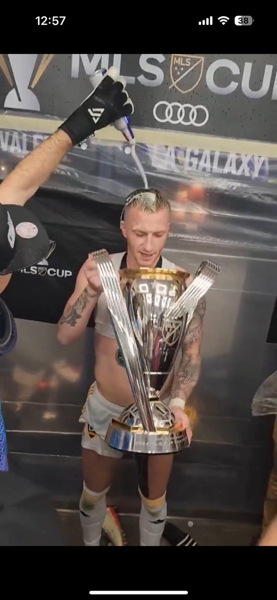berger_pj's tweet photo. Finally! Herzlichen Glückwunsch an Marco Reus zu seinem ersten Meistertitel. 🏆👏🏼🇺🇸

Well deserved, @woodyinho … https://t.co/EA9OBXCr2H