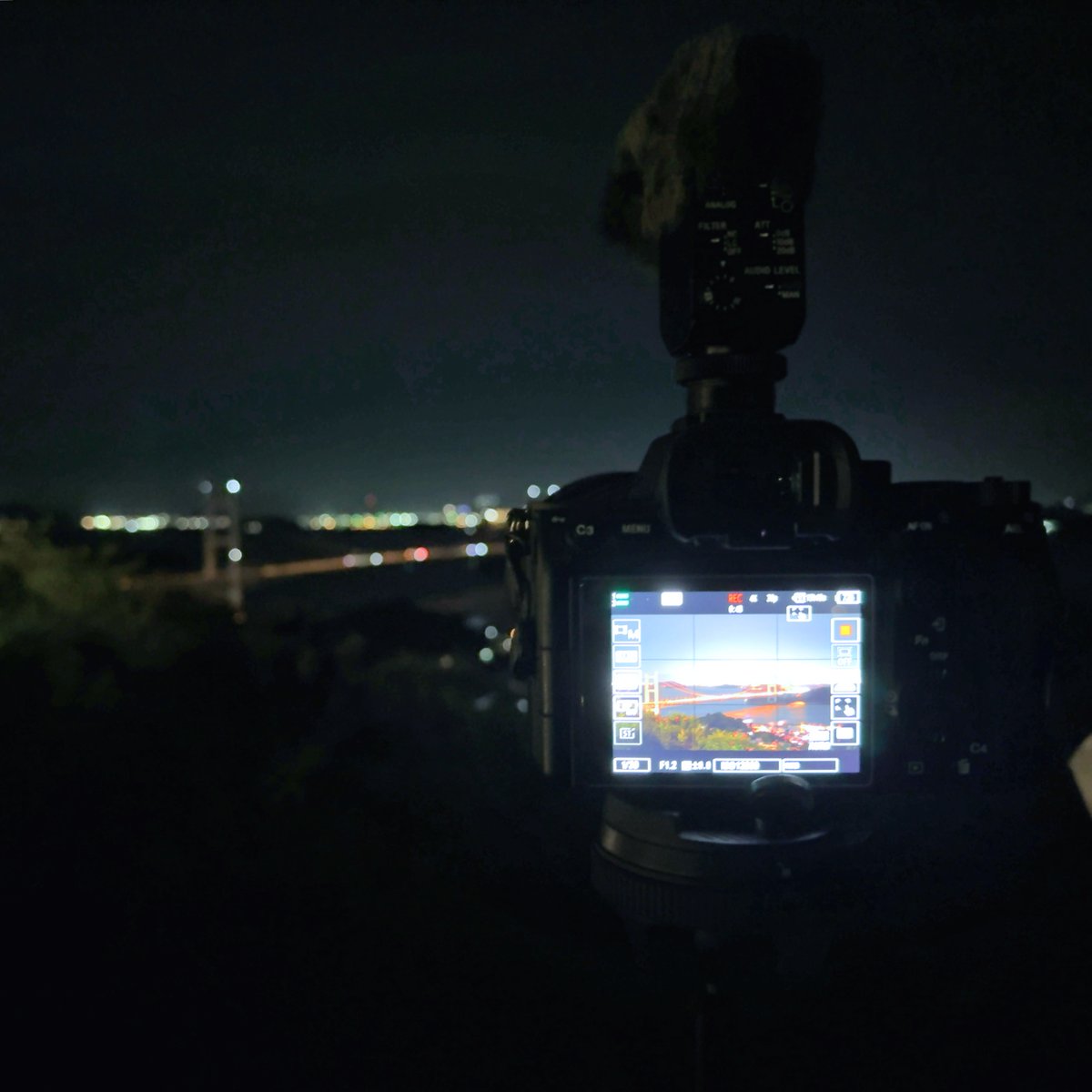 t_furusato's tweet photo. AtmophWindow2 用に動画を撮影し、アップロードしてみました。雄大な瀬戸大橋の夜景をお持ち帰りです。
行き交う車や船の景色、時折通る電車の音など、とても良い景色です。
#atmoph
#atmophwindow
#atmophwindow2
#クラシキブンカ
#kurashiki
#瀬戸大橋 https://t.co/RqGZtJ3l4x