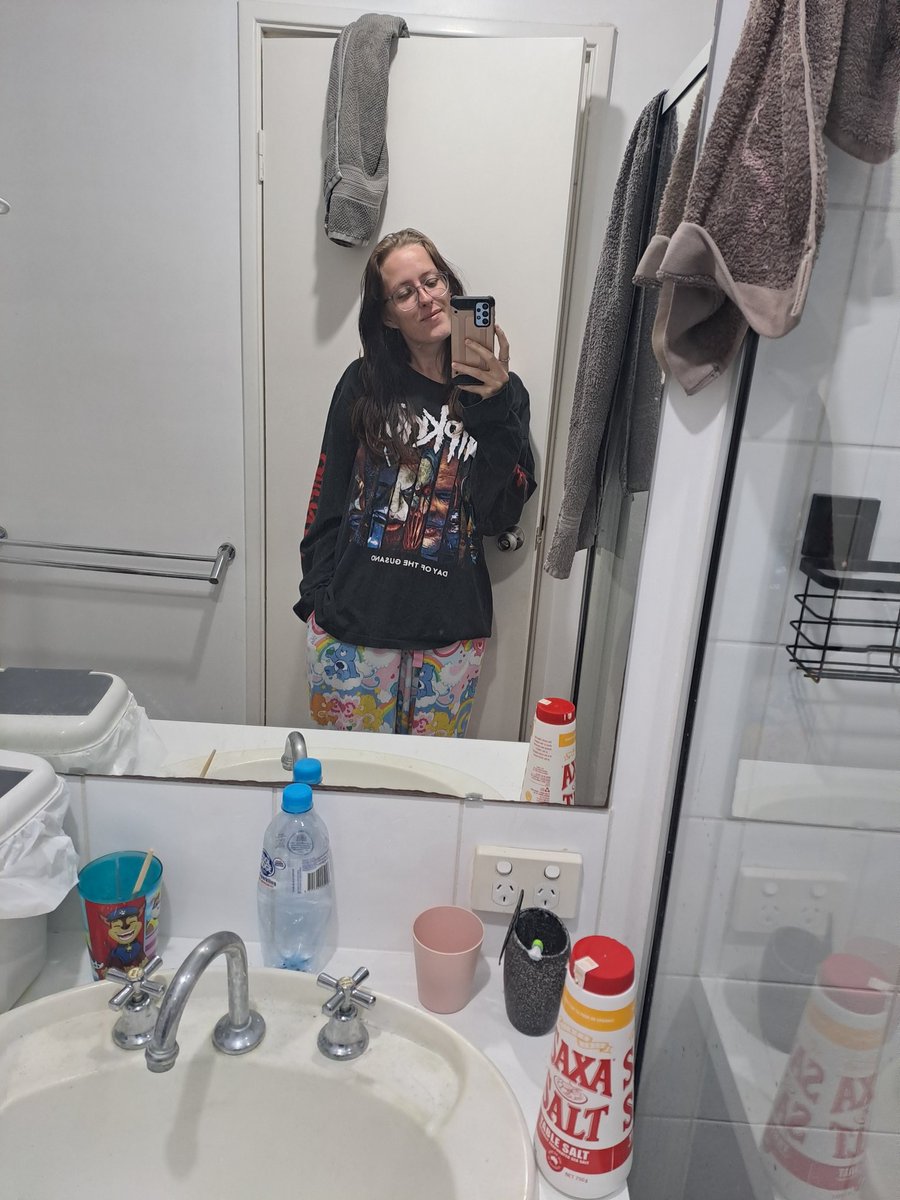 PotatoQueentv's tweet photo. Ready in comfy clothes for my midnight flight to Melbourne.

Excited and nervous 🤣 https://t.co/brRduE2hFI