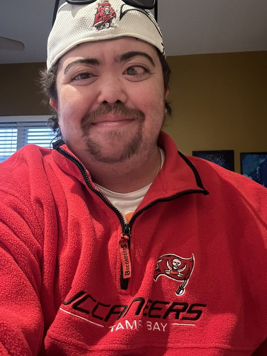 thanoize66's tweet photo. Needed some sleeves this morning! Go Bucs! #itsaBucsLife https://t.co/bJ2nx877FV
