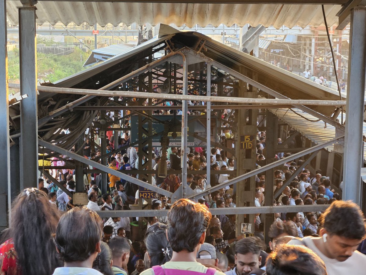 Bhaveshmkhums's tweet image. Thankyou for your reply pls note the train are  not running on time. @Central_Railway @RailMinIndia @AshwiniVaishnaw @Dev_Fadnavis  #sundaymegablock

This is the regular situation on sunday for megablock