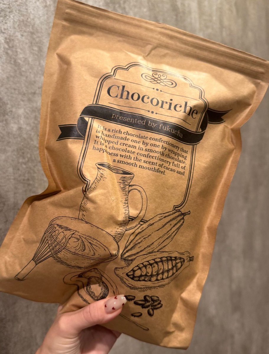 chocoha25's tweet photo. 生クリームを生チョコで包んだ『生チョコトリュフ』これマジで意味わからんくらいに美味しくて一瞬で幸せになれるよ…。1粒がけっこうデカくてとろける生チョコを口いっぱいに頬張れるの贅沢すぎるのよ… https://t.co/5Jqya7Ufp1