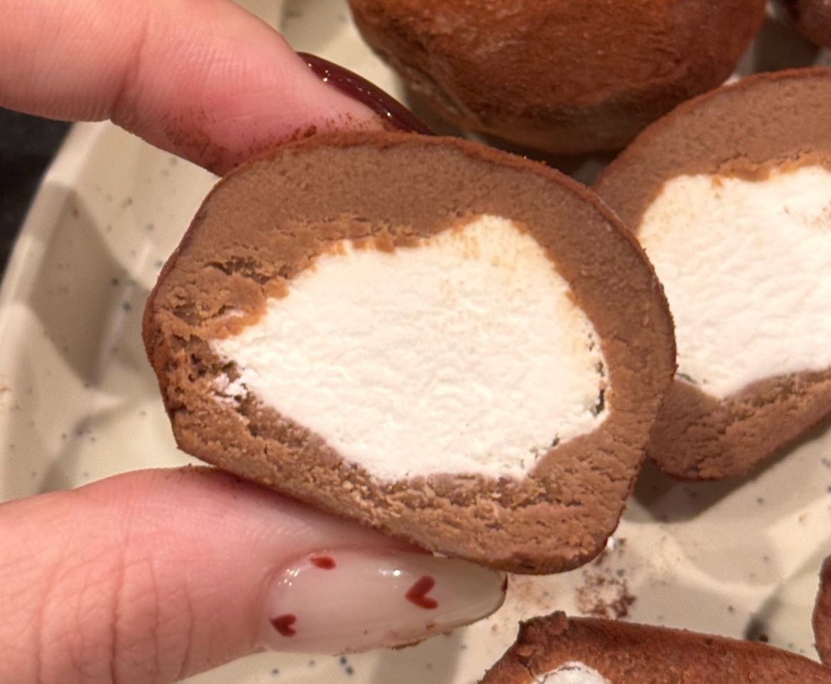 chocoha25's tweet photo. 生クリームを生チョコで包んだ『生チョコトリュフ』これマジで意味わからんくらいに美味しくて一瞬で幸せになれるよ…。1粒がけっこうデカくてとろける生チョコを口いっぱいに頬張れるの贅沢すぎるのよ… https://t.co/5Jqya7Ufp1