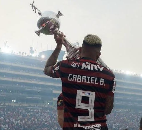 gabmsimoes's tweet photo. O jogador da minha vida.

Vi Messi, Ronaldos, Romário, alguns dos maiores de todos os tempos e todos eles do estádio. Apreciei. Mas vivi Gabigol.

O futebol é o que é, acima de tudo, pelos sentimentos que despertam na gente. Teve raiva, beleza, mas a história que Gabigol escreveu no Flamengo é de alegria. Do início ao fim.

Em 2019 ganhamos um super-herói, daqueles que quando a tragédia tá desenhada ele surge pra salvar o dia. A má fase recente talvez tenha afetado as memórias mais fracas, mas eu não esqueço. Não esqueço a sensação de ter um super-herói no meu time. Lembro dos momentos em que o time não estava bem, que tínhamos pouca esperança em um determinado jogo, mas só de olhar pra figura dele em campo já era o suficiente pra sair do pessimismo pra certeza de vitória. E ela normalmente vinha, normalmente com gol dele.

Tenho 32 anos. Sou de uma geração que só ouvia do que foi o Flamengo. Do que foi o Zico. O Flamengo, pra gente, era o passado. Existia uma sensação de que o grande orgulho que teríamos com o nosso time só se viveria no YouTube com aquela imagem da década de 80. Gabigol chegou pra ser a cara da salvação dessa geração. Messiânico. Isso não tem preço.

Foram 6 anos de gols, títulos, orgulhos, amor, polêmica e até raiva. Mas nunca vivemos um jogador que fosse tão Flamengo quanto ele. Gabigol e Flamengo foram indissociáveis. O torcedor do Flamengo estava em campo quando ele estava lá.

Pra muitos, as polêmicas e a má fase dos últimos anos pesam mais. Sinto pena de deles. As vezes a vida é fácil, as vezes ser feliz é uma questão de escolha. A amargura de não gostar de alguém que te deu suas maiores alegrias é uma opção de quem hoje poderia chorar de orgulho e gratidão por quem deu tanto.

Obrigado, Gabriel. Nunca fui tão feliz na minha vida.