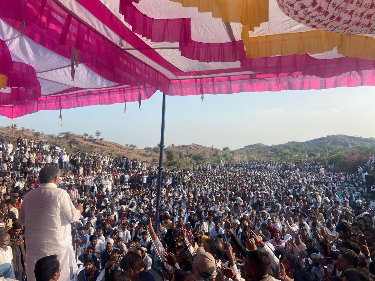 PrahladGunjal's tweet photo. कल राइजिंग राजस्थान में प्रधानमंत्री जी आ रहे है, मेरा अनुरोध है प्रधानमंत्री जी और मुख्यमंत्री जी से असली राइजिंग राजस्थान के चिन्ह एक बार समरावता की मां बहनों की पीठ पर, हाथ पर, पैरों पर जरा देख जाओ।

असली राइजिंग राजस्थान के चिन्ह अभी १ महीने बाद भी माँ बहिनों के शरीर पर मौजूद हैं। खाली मां बहन के सम्मान के भावों का व्यापार करने से काम नहीं चलता!

एक पेड़ मां के नाम और लाड़ की-लाड़ली बहनों की बात करने वालो से माँ- बहिनें अपने बेटों और भाइयों के साथ न्याय के लिए रो रही हैं जरा कुछ बोल कर जाइए वरना 17 तारीख को आप दोबारा आयेंगे तो लोग सोच रहे है राइजिंग राजस्थान आप करते रहना असली राजस्थान समरावता में इकट्ठा होगा ।
#RisingRajasthan #समरावता