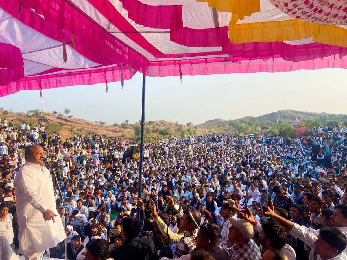 PrahladGunjal's tweet photo. कल राइजिंग राजस्थान में प्रधानमंत्री जी आ रहे है, मेरा अनुरोध है प्रधानमंत्री जी और मुख्यमंत्री जी से असली राइजिंग राजस्थान के चिन्ह एक बार समरावता की मां बहनों की पीठ पर, हाथ पर, पैरों पर जरा देख जाओ।

असली राइजिंग राजस्थान के चिन्ह अभी १ महीने बाद भी माँ बहिनों के शरीर पर मौजूद हैं। खाली मां बहन के सम्मान के भावों का व्यापार करने से काम नहीं चलता!

एक पेड़ मां के नाम और लाड़ की-लाड़ली बहनों की बात करने वालो से माँ- बहिनें अपने बेटों और भाइयों के साथ न्याय के लिए रो रही हैं जरा कुछ बोल कर जाइए वरना 17 तारीख को आप दोबारा आयेंगे तो लोग सोच रहे है राइजिंग राजस्थान आप करते रहना असली राजस्थान समरावता में इकट्ठा होगा ।
#RisingRajasthan #समरावता