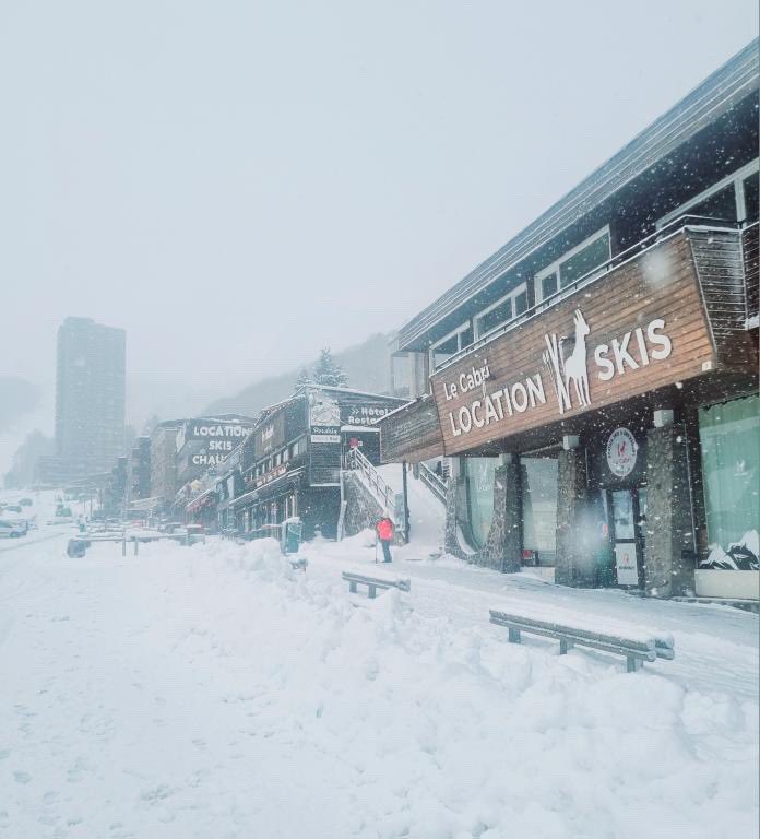 otsancy's tweet image. En direct ! ❄️🎬
Les flocons continuent de bien tomber dans le Massif du Sancy, nous plongeant dans un monde magique 🧙 
Voilà un petit aperçu des ambiances du côté de Super-Besse et du Mont-Dore 🎄

Ambiances photographiées par : 
@sbsylvie73
@mojo__art