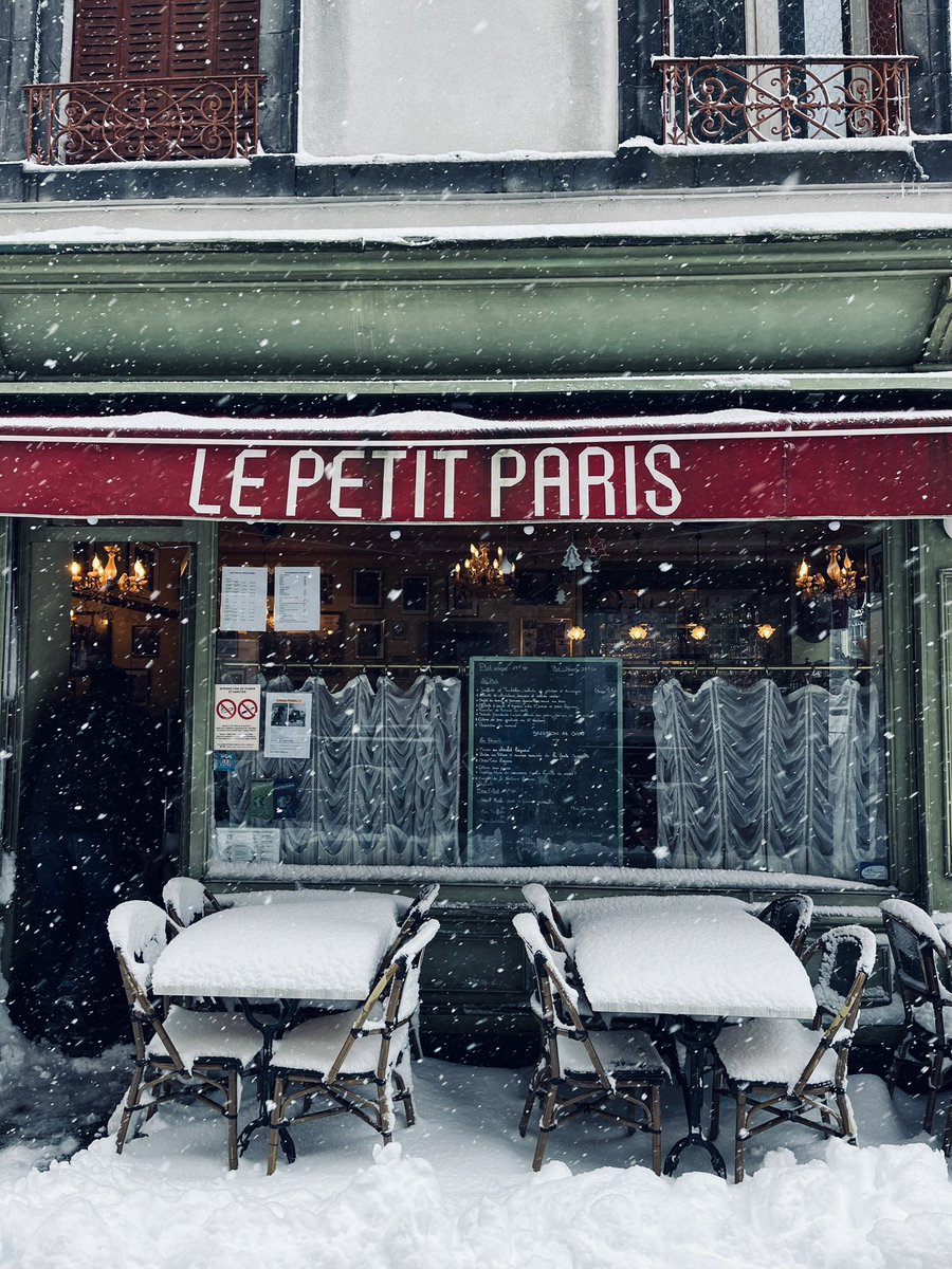 otsancy's tweet image. En direct ! ❄️🎬
Les flocons continuent de bien tomber dans le Massif du Sancy, nous plongeant dans un monde magique 🧙 
Voilà un petit aperçu des ambiances du côté de Super-Besse et du Mont-Dore 🎄

Ambiances photographiées par : 
@sbsylvie73
@mojo__art