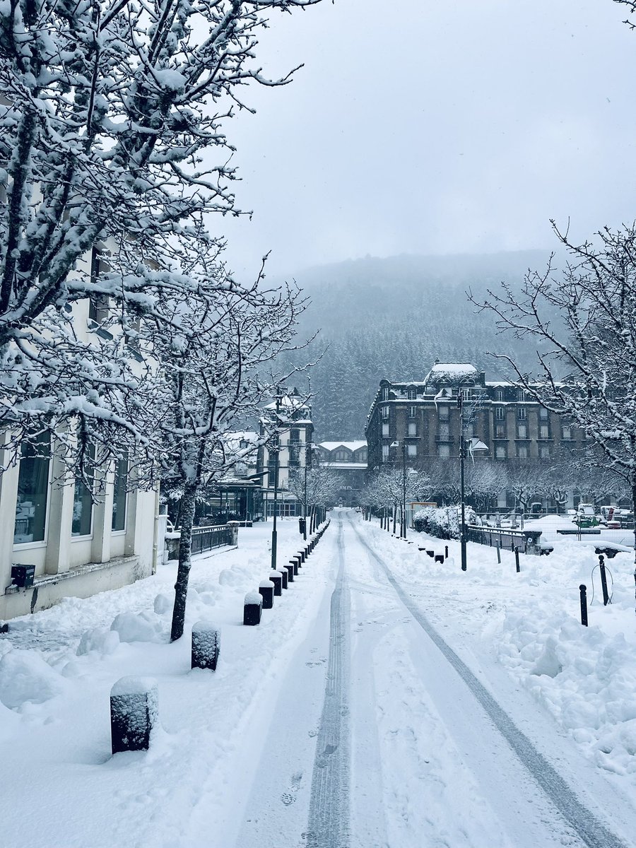 otsancy's tweet image. En direct ! ❄️🎬
Les flocons continuent de bien tomber dans le Massif du Sancy, nous plongeant dans un monde magique 🧙 
Voilà un petit aperçu des ambiances du côté de Super-Besse et du Mont-Dore 🎄

Ambiances photographiées par : 
@sbsylvie73
@mojo__art