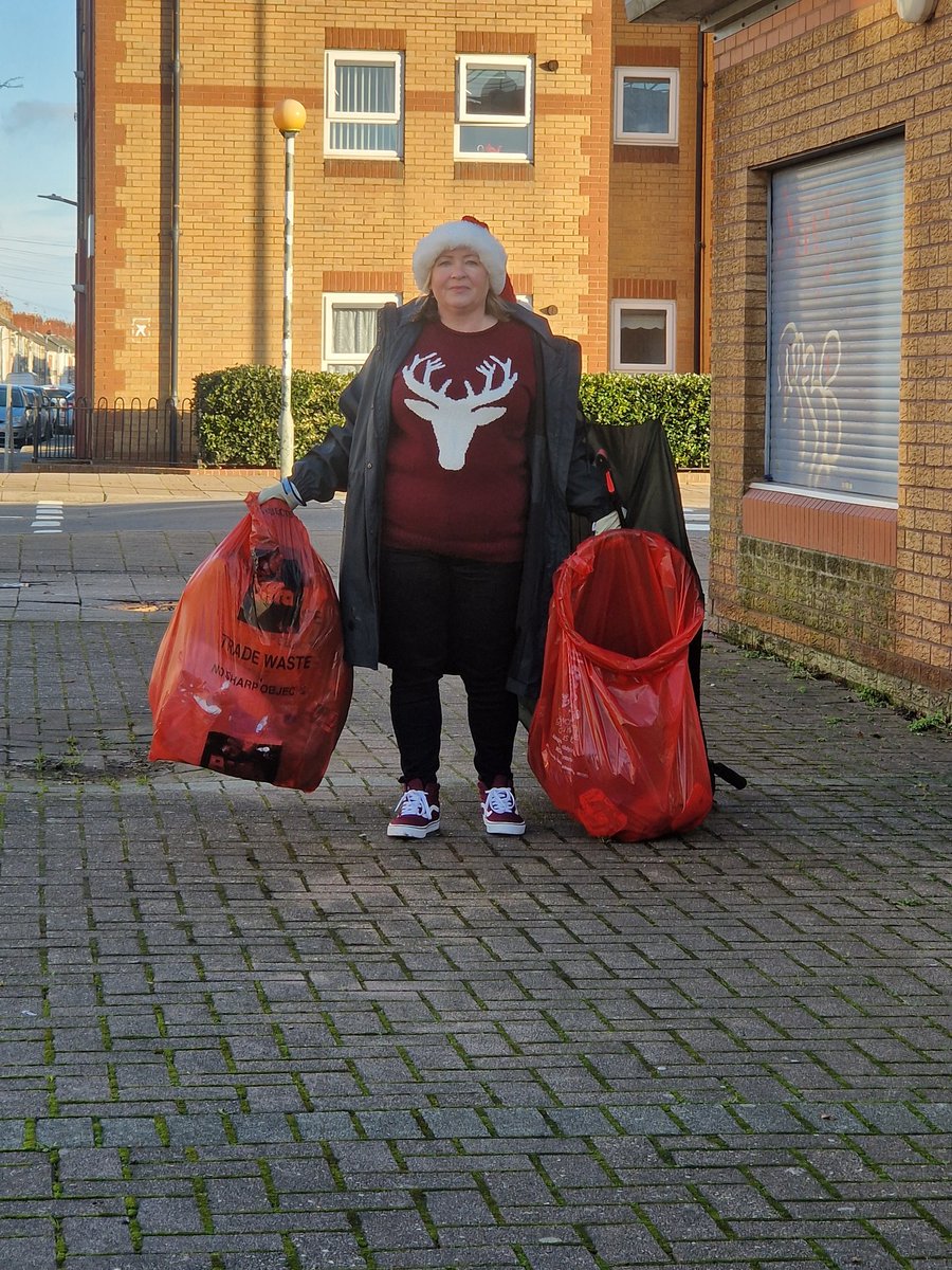 Our volunteers were elf-ishly amazing this morning, 43 bags of rubbish collected from our streets in Splott this morning.

Thank you all, we can't do it without you, Merry Christmas and happy new year from all at KST ⛄🎅🏻🤶🏼🎄