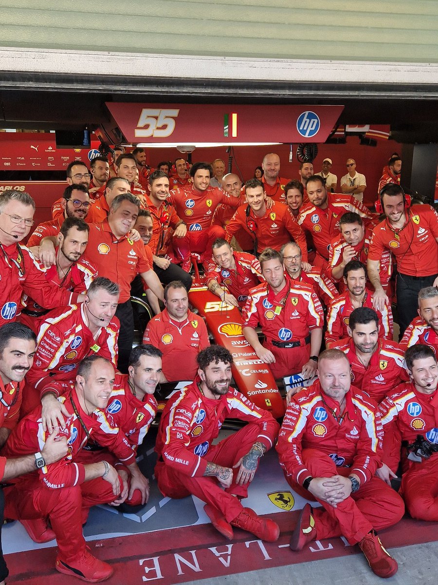 SAINZLOVERS's tweet image. the final picture with garage 55 ❤️