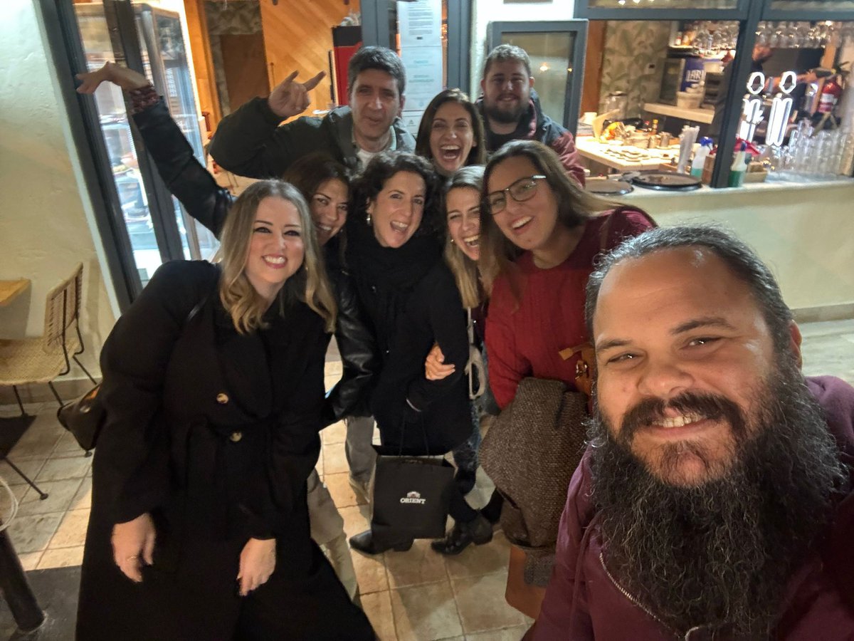 pivadecai's tweet image. Siempre me decís qué tiene el Falla que engancha y porqué vuelvo cada año, con la paliza que es. Tengo la respuesta: son ellos. Grupazo de gente sana, de gente buena. ¡Y en la foto falta la mitad!

#navidadtendía #coac2025 #jartibles 
#amigos #Cádiz #love #carnavaldecadiz #feliz