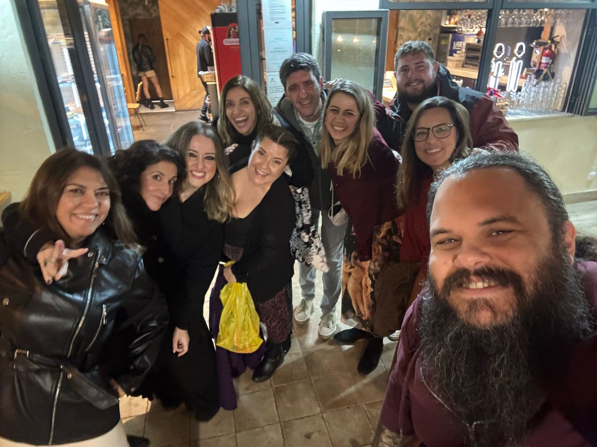 pivadecai's tweet image. Siempre me decís qué tiene el Falla que engancha y porqué vuelvo cada año, con la paliza que es. Tengo la respuesta: son ellos. Grupazo de gente sana, de gente buena. ¡Y en la foto falta la mitad!

#navidadtendía #coac2025 #jartibles 
#amigos #Cádiz #love #carnavaldecadiz #feliz