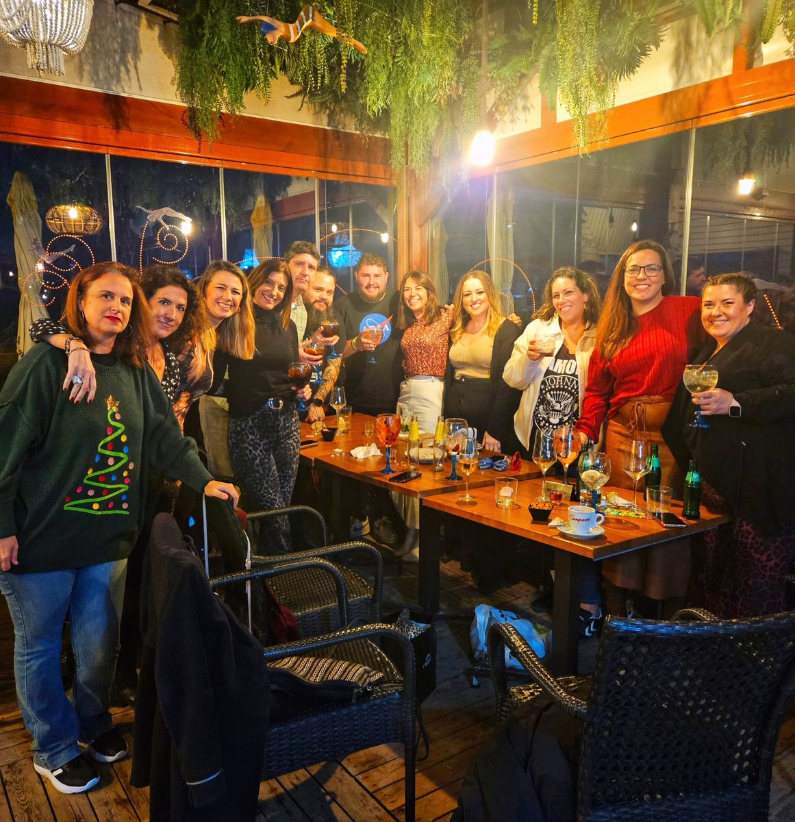 pivadecai's tweet image. Siempre me decís qué tiene el Falla que engancha y porqué vuelvo cada año, con la paliza que es. Tengo la respuesta: son ellos. Grupazo de gente sana, de gente buena. ¡Y en la foto falta la mitad!

#navidadtendía #coac2025 #jartibles 
#amigos #Cádiz #love #carnavaldecadiz #feliz