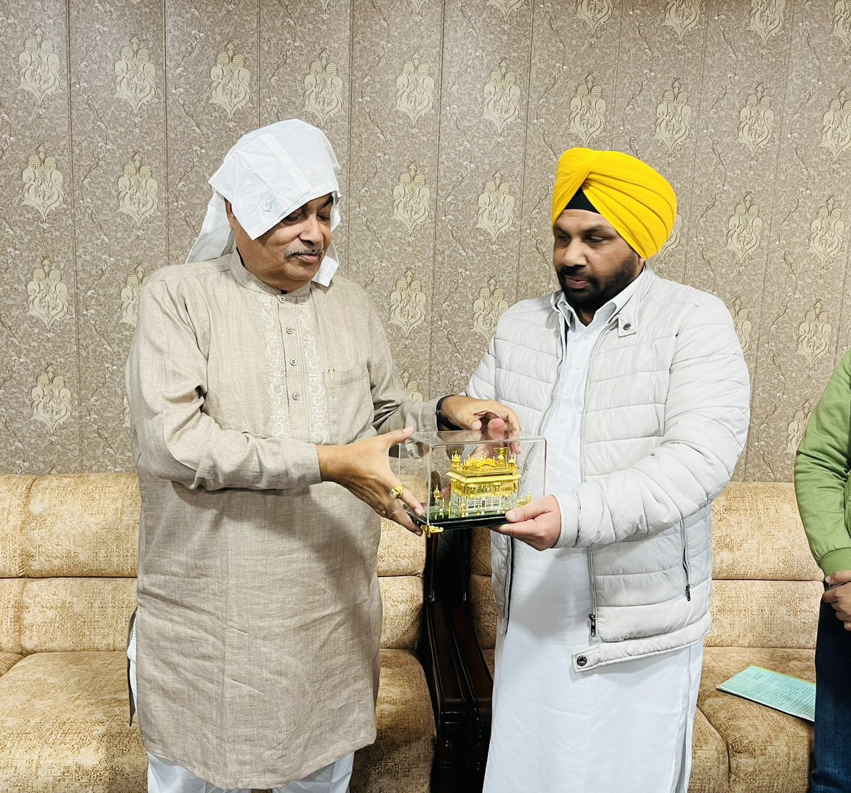 AAPHarbhajan's tweet photo. ਅੱਜ ਅੰਮ੍ਰਿਤਸਰ ਵਿਖੇ ਸੜਕੀ ਆਵਾਜਾਈ ਅਤੇ ਹਾਈਵੇਜ਼ ਬਾਰੇ ਕੇਂਦਰੀ ਮੰਤਰੀ ਸ੍ਰੀ @nitin_gadkari ਜੀ ਨਾਲ਼ ਮੀਟਿੰਗ ਦੌਰਾਨ ਪੰਜਾਬ ਦੇ ਰਾਸ਼ਟਰੀ ਮਾਰਗ ਪ੍ਰਾਜੈਕਟਾਂ ਨੂੰ ਜਲਦੀ ਪੂਰਾ ਕਰਨ ਲਈ ਅਤੇ ਸੂਬੇ ਨੂੰ ਨਵੇਂ ਸੜਕਾਂ ਤੇ ਪੁਲ਼ਾਂ ਦੇ ਪ੍ਰੋਜੈਕਟ ਮਨਜ਼ੂਰ ਕਰਨ ਲਈ ਅਪੀਲ ਕੀਤੀ । https://t.co/xQ6gAHsM0J