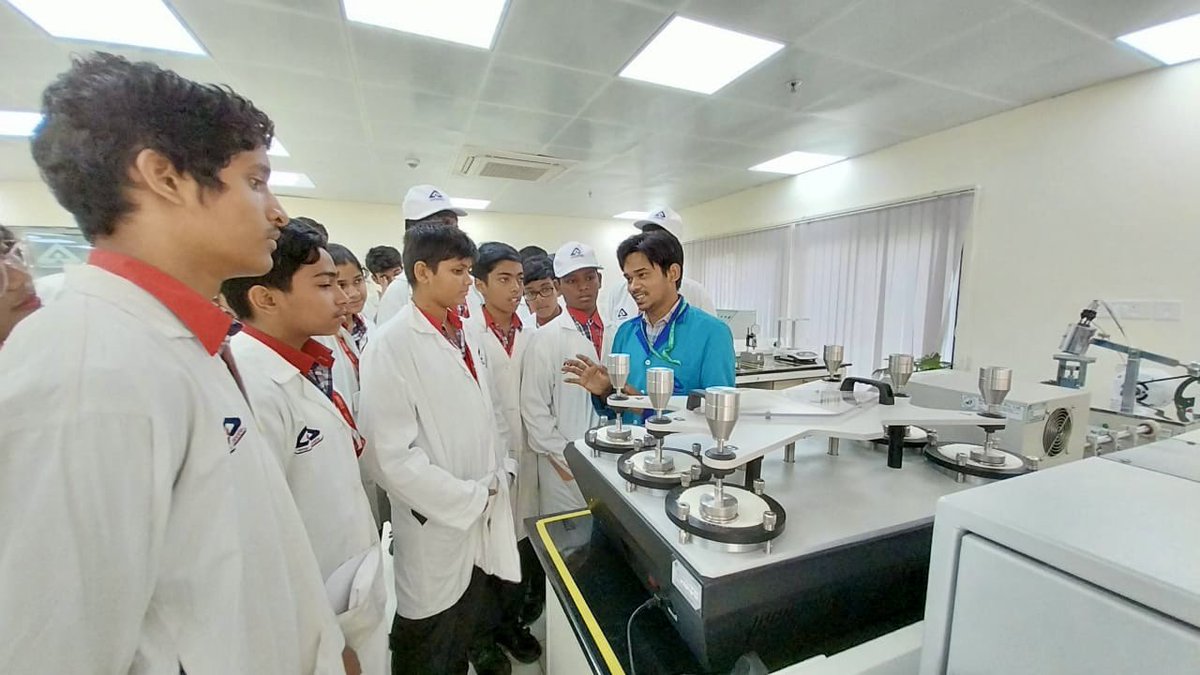 IndianStandards's tweet photo. #BIS recently organized an exposure visit to the BIS Laboratory, providing students with an opportunity to know about the testing processes involved in ensuring quality and safety in BIS-certified products.
@jagograhakjago #StandardsClub #Kolkata #WestBengal #BISLabs https://t.co/6K8IBCW8nk