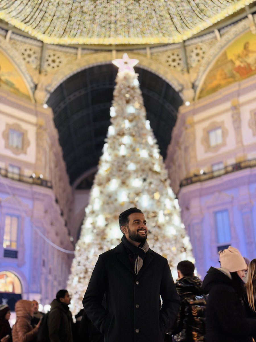 saranmanoj_'s tweet photo. Christmas in Milan 🖤 https://t.co/tJ0AsZCgwn