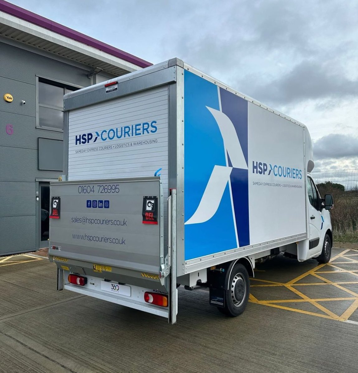 gotvansforthat's tweet image. What do you think of @HSPCouriers new Luton innovation? Full sized barn doors for side access 👀 A great alternative to the traditional curtain side access Luton’s. #Van #Sales #LCV @Vanaways #Courier #Vans (Vivaro from 3 years looking good as well 😍)
