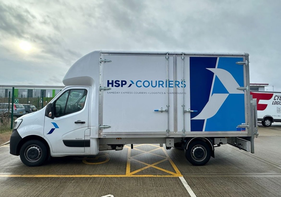 gotvansforthat's tweet image. What do you think of @HSPCouriers new Luton innovation? Full sized barn doors for side access 👀 A great alternative to the traditional curtain side access Luton’s. #Van #Sales #LCV @Vanaways #Courier #Vans (Vivaro from 3 years looking good as well 😍)
