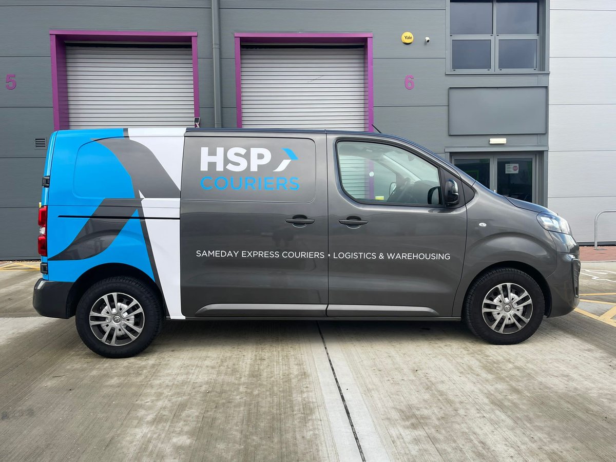 gotvansforthat's tweet image. What do you think of @HSPCouriers new Luton innovation? Full sized barn doors for side access 👀 A great alternative to the traditional curtain side access Luton’s. #Van #Sales #LCV @Vanaways #Courier #Vans (Vivaro from 3 years looking good as well 😍)