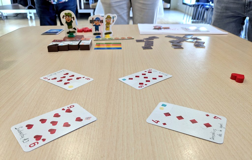 #AJugant és un joc col·laboratiu que ens proposa lluitar contra les situacions d'exclusió social que pateixen unes criatures mitjançant les accions que realitza <a href="/ayudarjugando/">Ayudar Jugando</a> #AJ24 #ConcursAJ24 
El jurat marxa a deliberar, en breu coneixem resultats