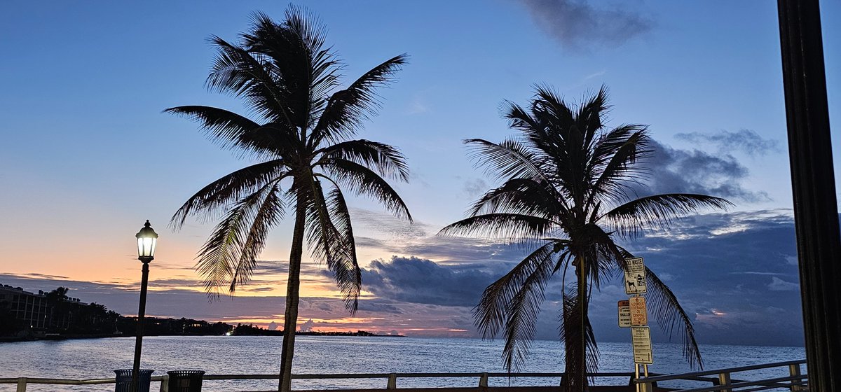 FlaKeysResorts's tweet photo. โ๏ธ Happy Sunday from the Florida Keys! Watching the sunrise this morning feels like pure magic. ๐ดโจ Wishing you a day filled with sunshine, ocean breezes, and island vibes. How are you enjoying your Sunday in paradise? ๐๐ #SundaySunrise #FloridaKeysMagic #IslandLife #KeyWestVibes #ParadiseFound