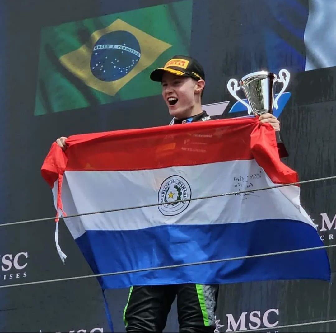 SantiRavidlasPy's tweet photo. 🇵🇾 La real dimensión de tener la bandera tricolor flameando en lo más alto de #F2 es toda de él.

🙋🏼‍♂️Joshua Iván Dürksen Dyck nació en Asunción, le dijeron que si corría con la bandera alemana 🇩🇪 llegaría a la #F1 más rápido. Eligió el camino más difícil, pero es el de su corazón. https://t.co/CnSXmRTR3R