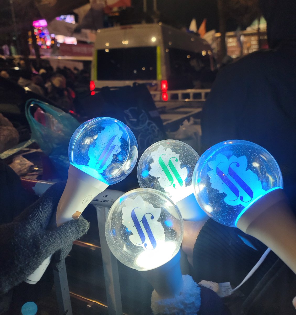 dear_4restella's tweet image. 숲처럼 편안하고 별처럼 빛나는 음악을 하는
그룹 포레스텔라 
팬들을 부르는 애칭 숲별
그리고 숲별봉