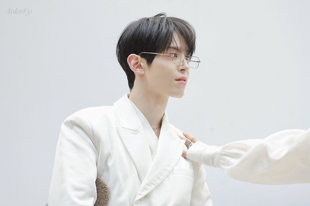 aardor831's tweet photo. 241208 @ 1stMusic

#현빈 #HYEONBIN #ヒョンビン 
#NOWADAYS #나우어데이즈 https://t.co/bvaNNZh3sC