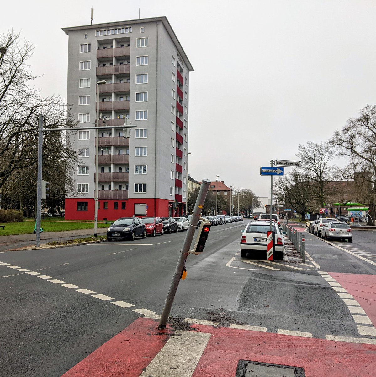 Kaum bekommt der #Radverkehr schicke neue Infrastruktur geschenkt, wird sie auch schon kaputt gemacht. Undankbares Pack! #Scheißradfahrer #Hannover