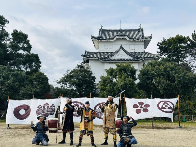名古屋城本当にすごかったんだけど、ちょうど紅葉見頃になってて、今年は紅葉綺麗なの見れないだろう思ってたから、めっちゃくちゃ眼福だった!コナンの聖地巡礼ぶりに名古屋城来れたのも嬉しかったし、金鯱がお城の上に戻ってた!私行った時に下ろされて修復されてたから、これが本当の姿… 