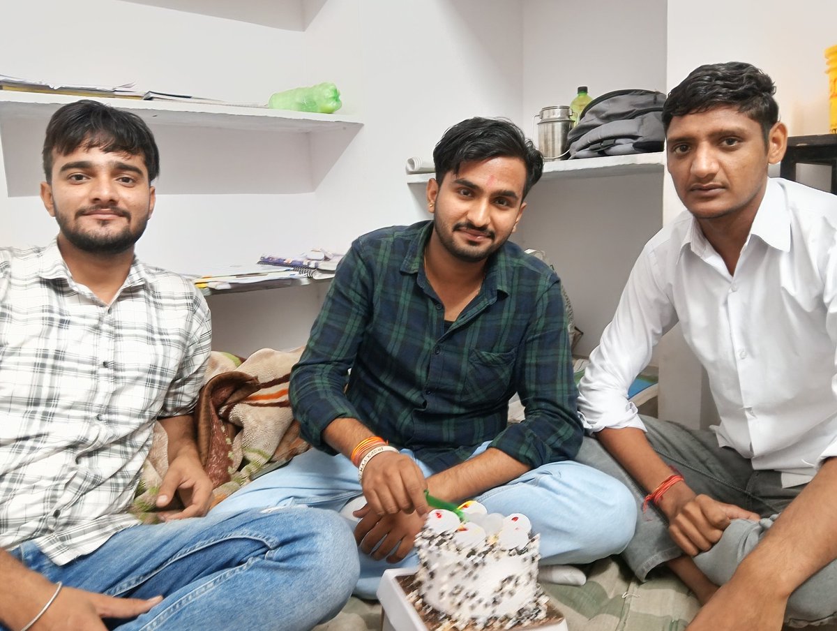 Manoj_bana_'s tweet photo. सबसे महत्वपूर्ण होता हैं वक़्त... कल पंखे सगे थे तो आज कम्बल अपना लगने लगा हैं....!!!!
#With_brother's #bhai_bhai
#yaari #dost https://t.co/PVEyyTRYjK
