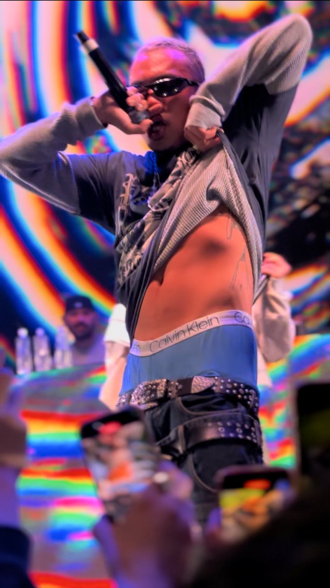 押しつぶされそうな場所で見るライブしんどいけど満足度高い