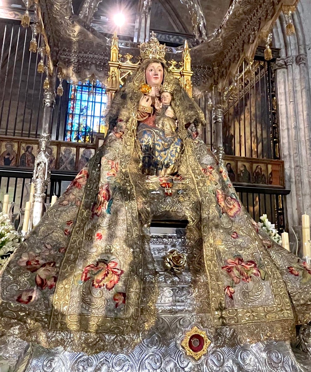 La Virgen de #Valme en el #IICongresoHdadesSevilla luce en la #MagnaSevilla24 la Rosa de Pasión, "Embajadora" d la #DonaciónDeÓrganos en @Archisevilla, llevando #Solidaridad a los corazones y #Salud a #enfermos que precisan un #Trasplante. <a href="/Hdad_Valme/">Hermandad de Valme</a> #DosHermanas <a href="/ArzobispoSaiz/">José Ángel Saiz Meneses</a>