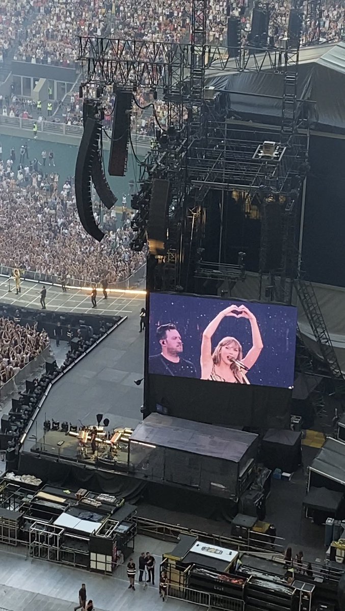 somespells's tweet photo. domani finisce l’eras tour e sarò per sempre grata di esserci stata, anche se da un minuscolo posticino in piccionaia ❤️ https://t.co/h8sJ4QQWLn