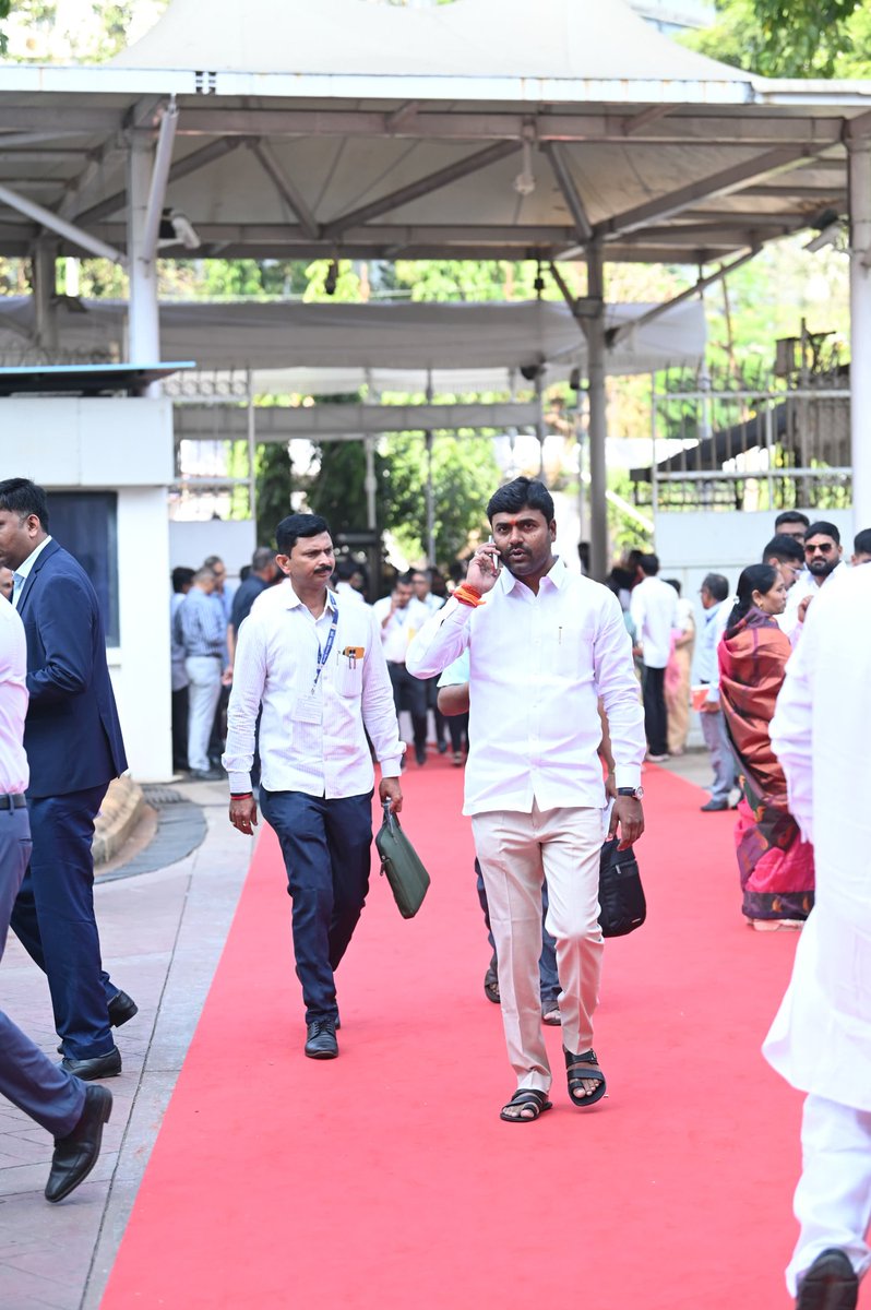 rajeshvitekar_'s tweet image. महाराष्ट्र विधिमंडळाच्या विशेष अधिवेशनाच्या दुसऱ्या दिवशी विधानसभा सदस्यत्वाची शपथ घेण्यासाठी विधिमंडळात प्रवेश करताना..

 #VisheshAdhiveshan #oathceromany2024 #MLA2024 #98pathri #Mumbai #Ncp #Rajeshvitekarforpathri #oath #pathri #Maharashtra