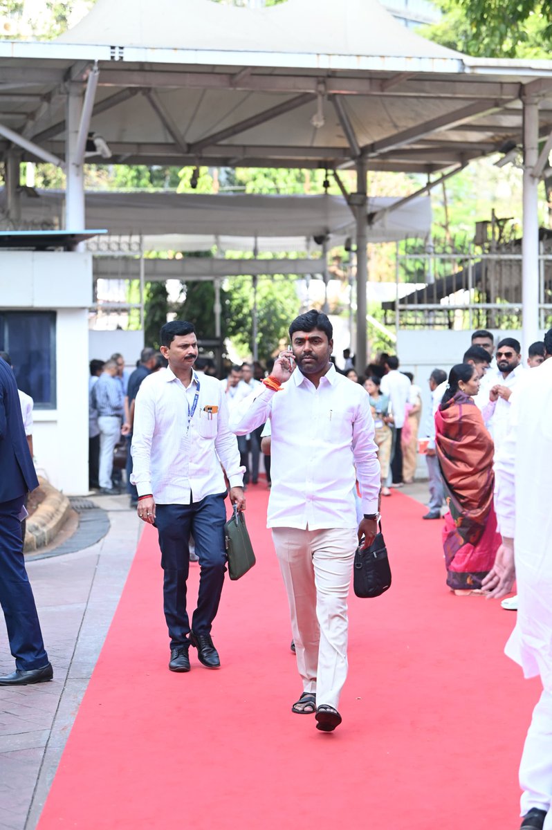 rajeshvitekar_'s tweet image. महाराष्ट्र विधिमंडळाच्या विशेष अधिवेशनाच्या दुसऱ्या दिवशी विधानसभा सदस्यत्वाची शपथ घेण्यासाठी विधिमंडळात प्रवेश करताना..

 #VisheshAdhiveshan #oathceromany2024 #MLA2024 #98pathri #Mumbai #Ncp #Rajeshvitekarforpathri #oath #pathri #Maharashtra