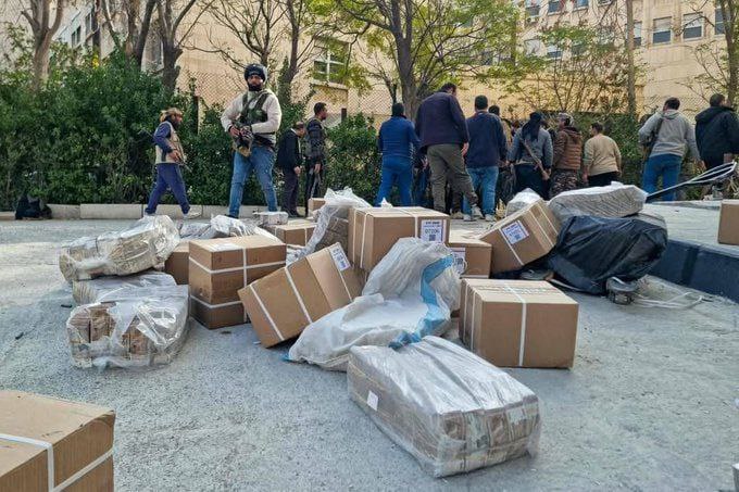 ram_uniyal's tweet photo. Bank robbery from #Syrian central bank.
#Syria #SyriaConflict #SyrianRebels #SyriaCivilWar #SyrianArabArmy #iran #Israel https://t.co/eS7rm4qlBp