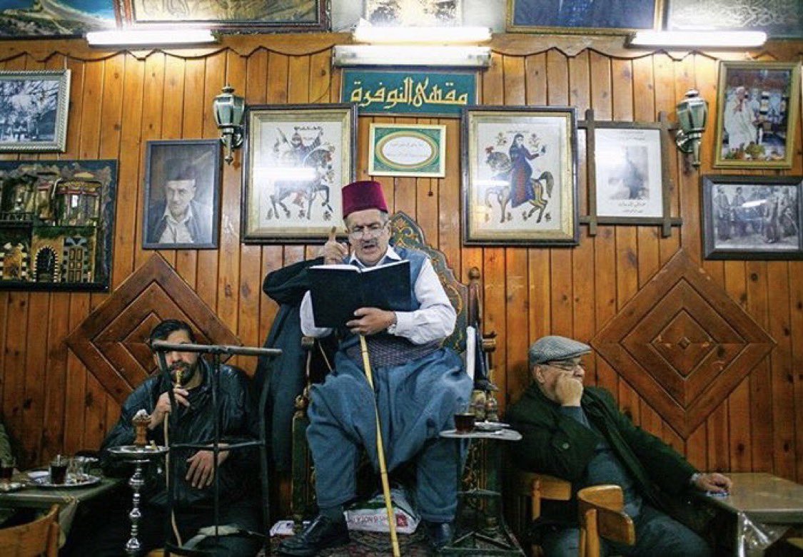 2009 / 2010 / 2011 Suriye, Şam. 

Emevi Camii’nin arkasında bulunan Navfara kahvesi günlük uğrak yerimdi. Bunun nedeni her gün akşamüstü gelen hakavi yani hikaye anlatıcısıydı. 

Nureddin Zengi’den Selahaddin Eyyubi’ye, Baybars’tan Kılıçarslan’a anlatırdı hakavi. Buradan çıkar