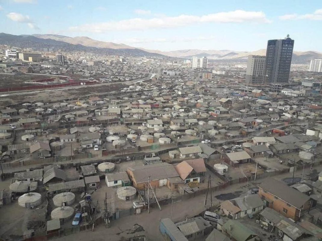 Ягд амьдарч буй хашаа хороогоо өөд нь татаад, өнгөлж тордоод ганц ч болтугай мод хашаандаа тарьчхаж чаддаггүй юм бол!? Өвлийн улиралд гэр хорооллын гудамжаар явах ч аймар шүү. Золбин нохдоос эхлүүлээд угаадас, үнс, хог гд зүгээр л аймшигтай!!!