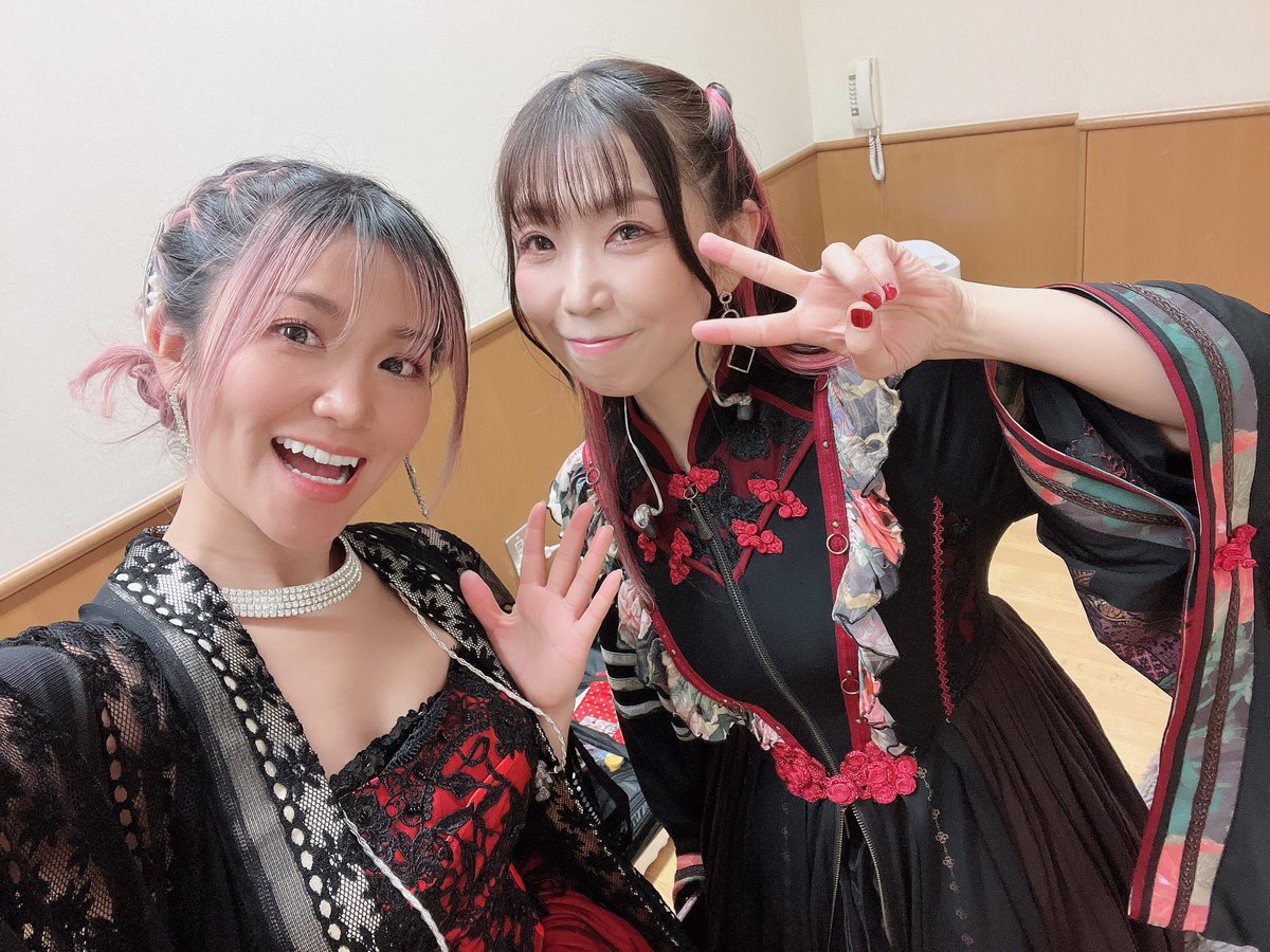 yurikokaida's tweet photo. ありがとうございました！楽しく歌えました〜。住吉大社のご利益かな🤗サイリウムが綺麗でテンション上がりました〜最後の拍手や声もとても嬉しかったです。ありがとう🙏　一緒に出た乃藍ちゃんと　　　#FGO冬祭り　
#乃藍 https://t.co/XLrs6YXNZW