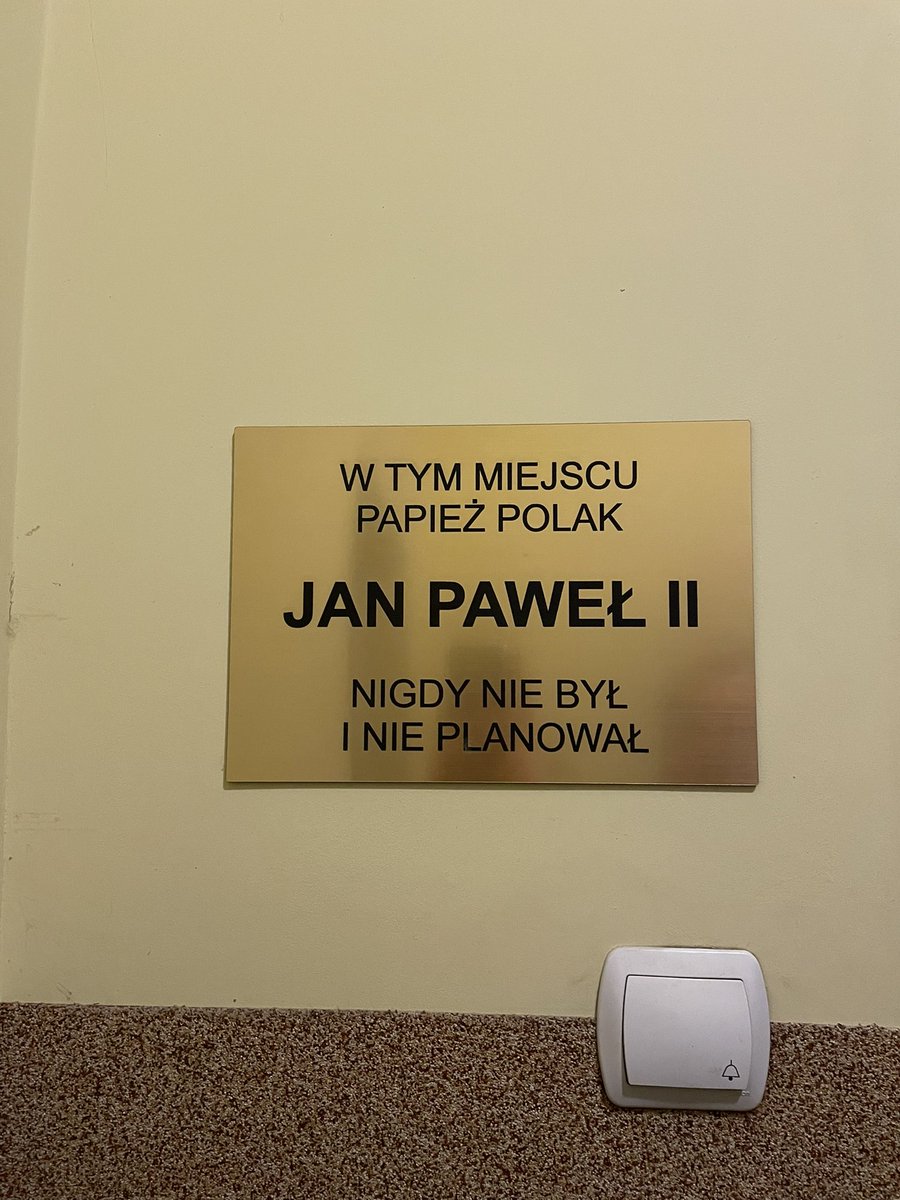 glikol_'s tweet photo. moj ziomo mieszkanie poszedl ogladac i na wejsciu jest to XDDD https://t.co/ZRQlI72Bgg