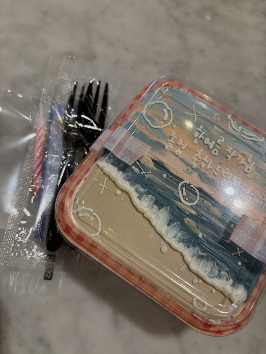 응원해주신 분들 덕분에 무사히 졸업전시회를 마칠 수 있었습니다. 방명록과 주신 선물들 모두 소중하게 간직하겠습니다☺️

춥고 힘든 시기에도 찾아주셔서 정말 감사합니다. 우리 모두 함께 연대하며 따뜻한 봄을 되찾길 바랍니다!