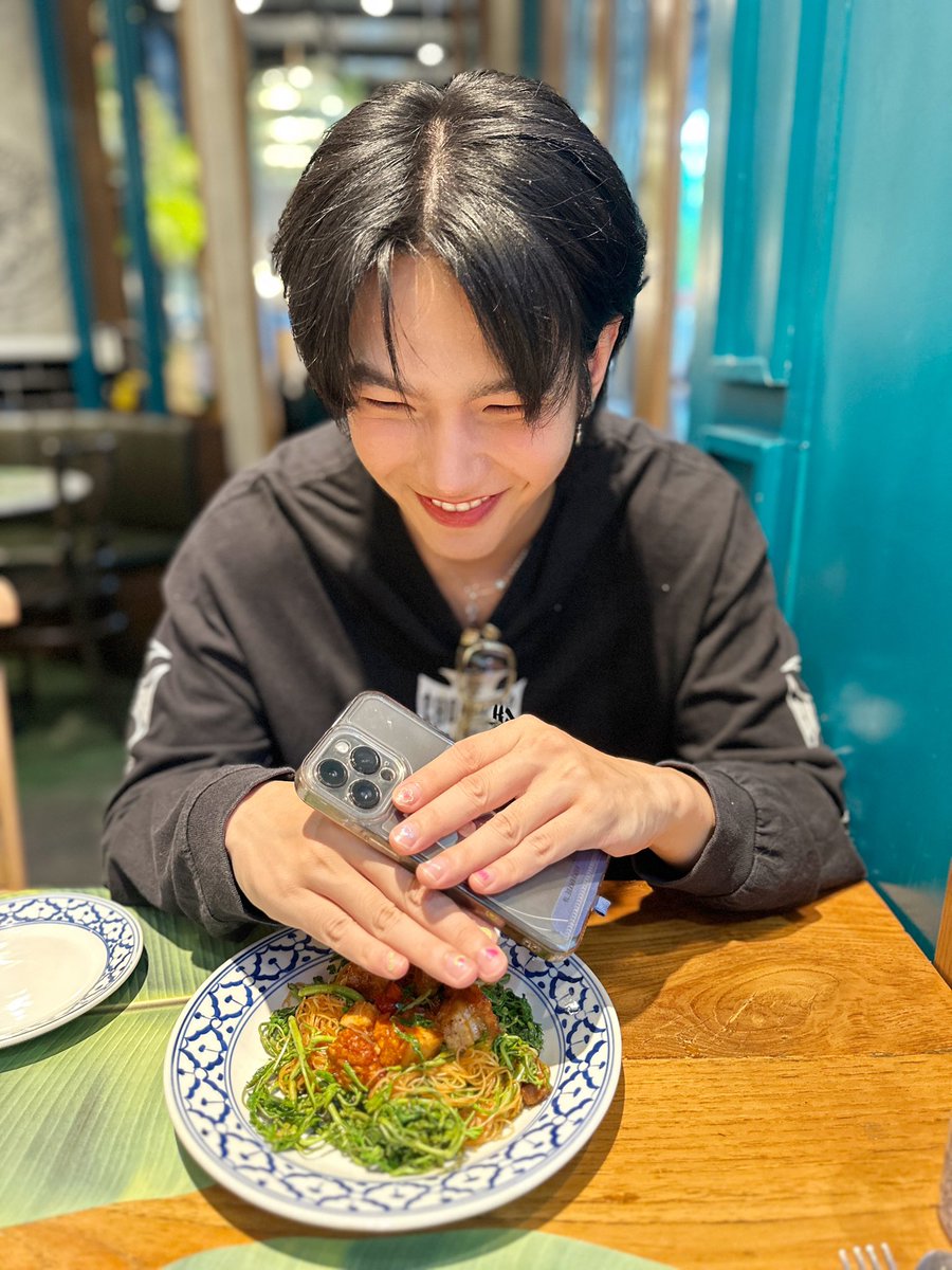 ✌🏻อนุญาตให้หม่ำหมูกรอบ1วันถ้วน😁              Allowed to eat crispy pork for 1 full day #BylCheerupBIU <a href="/JakeB4rever/">BIU.</a> 
#BuildJakapan
#Beyourluve
