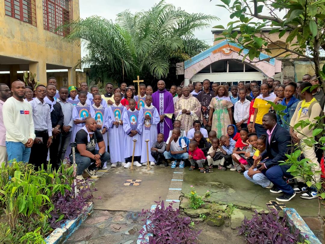 JesuitesACE's tweet photo. 🙏🏽 O Movimento Eucarístico Jovem (#MEJ) e o grupo MAGIS RDC abriram o ano pastoral 2024-2025 com uma missa celebrada no dia 1º de dezembro na Paróquia Santa Inês, N'djili. Os jovens desses dois movimentos inacianos foram convidados a imitar a coragem da Beata Anuarite. https://t.co/judLw9gBIY