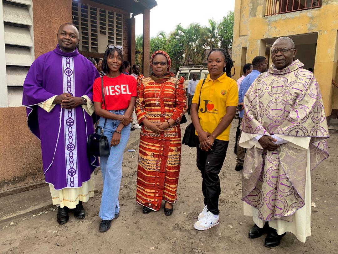 JesuitesACE's tweet photo. 🙏🏽 O Movimento Eucarístico Jovem (#MEJ) e o grupo MAGIS RDC abriram o ano pastoral 2024-2025 com uma missa celebrada no dia 1º de dezembro na Paróquia Santa Inês, N'djili. Os jovens desses dois movimentos inacianos foram convidados a imitar a coragem da Beata Anuarite. https://t.co/judLw9gBIY