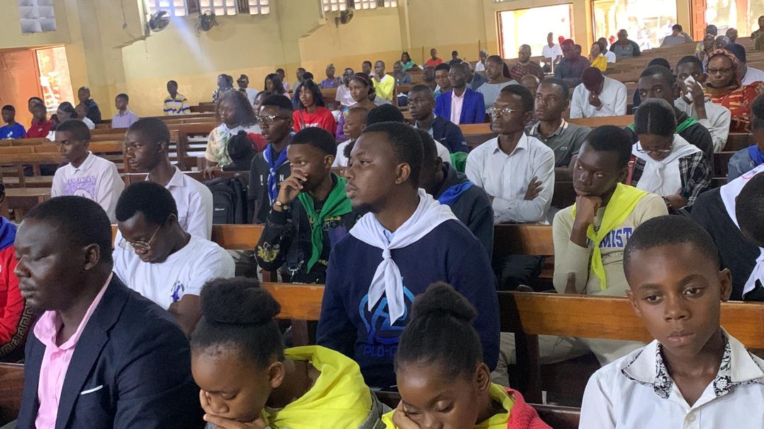 JesuitesACE's tweet photo. 🙏🏽 O Movimento Eucarístico Jovem (#MEJ) e o grupo MAGIS RDC abriram o ano pastoral 2024-2025 com uma missa celebrada no dia 1º de dezembro na Paróquia Santa Inês, N'djili. Os jovens desses dois movimentos inacianos foram convidados a imitar a coragem da Beata Anuarite. https://t.co/judLw9gBIY